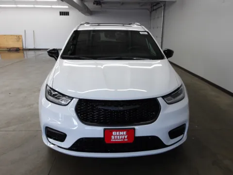 Another view of 2026 Chrysler Pacifica Limited for sale in Fremont, NE at Gene Steffy Chrysler Dodge Jeep RAM