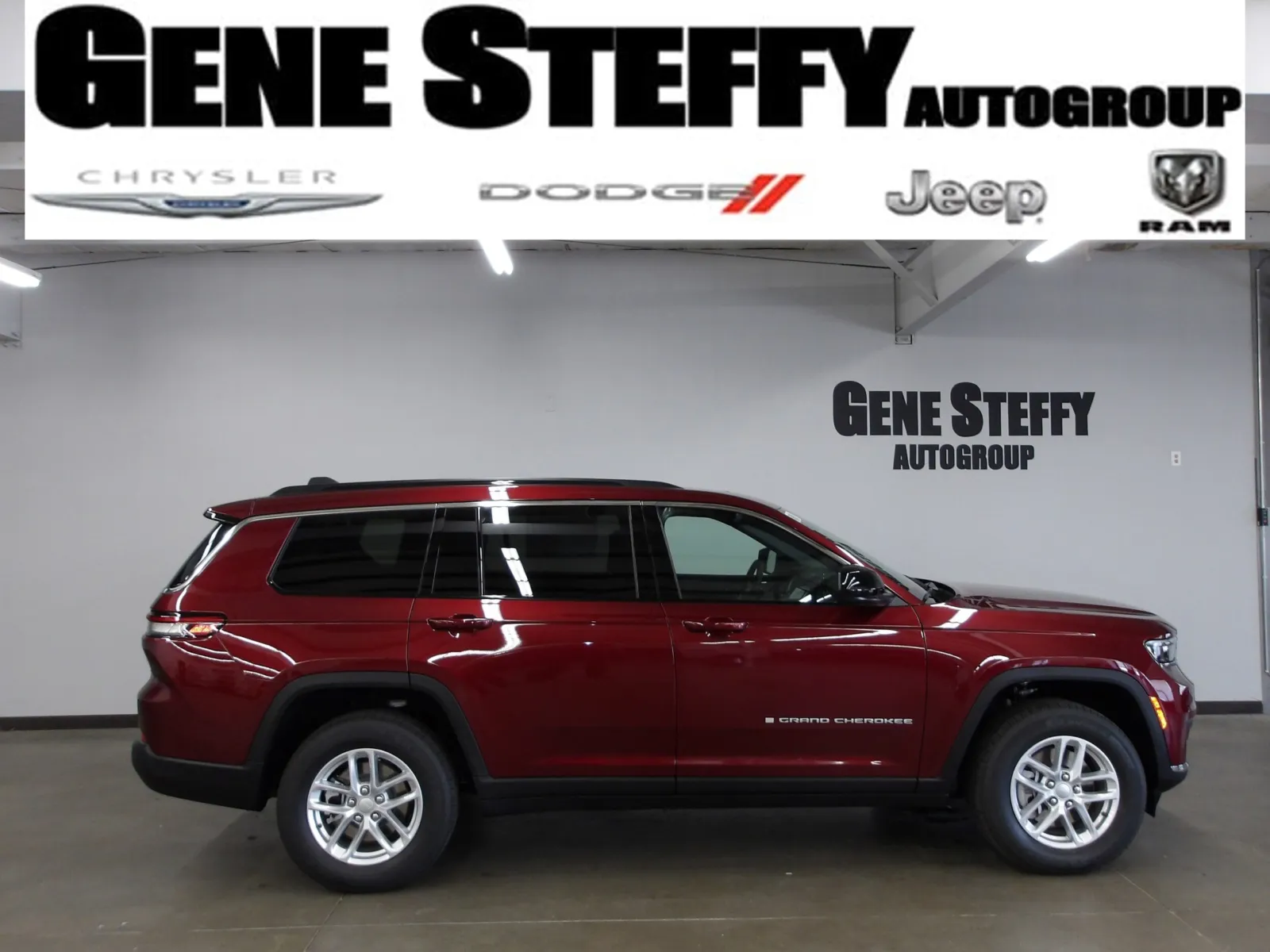 2025 Jeep Grand Cherokee L Laredo's photo