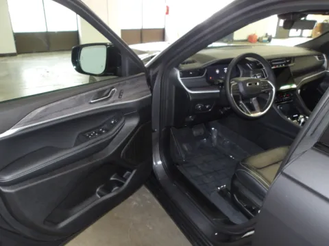 More photos of 2025 Jeep Grand Cherokee Limited at Gene Steffy Chrysler Dodge Jeep RAM, NE