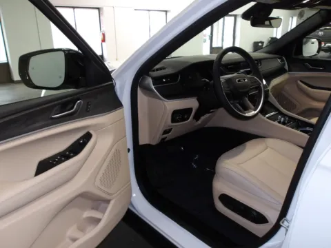 More photos of 2025 Jeep Grand Cherokee Limited at Gene Steffy Chrysler Dodge Jeep RAM, NE