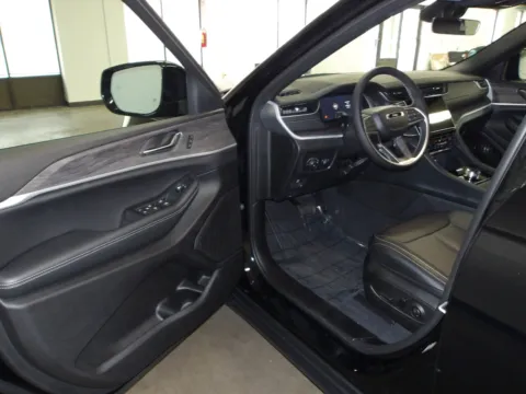 More photos of 2025 Jeep Grand Cherokee Limited at Gene Steffy Chrysler Dodge Jeep RAM, NE