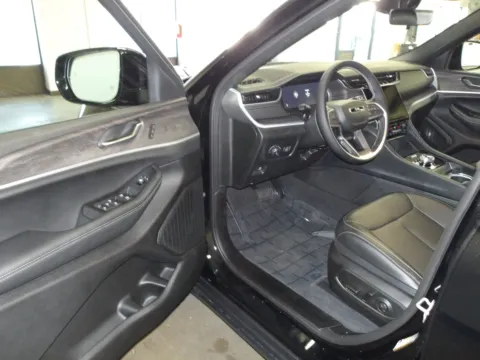 More photos of 2025 Jeep Grand Cherokee Limited at Gene Steffy Chrysler Dodge Jeep RAM, NE