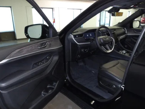 More photos of 2025 Jeep Grand Cherokee Limited at Gene Steffy Chrysler Dodge Jeep RAM, NE