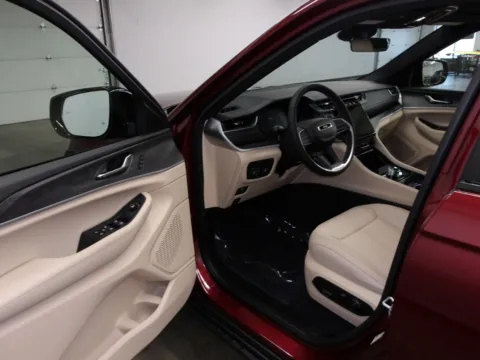 More photos of 2025 Jeep Grand Cherokee Limited at Gene Steffy Chrysler Dodge Jeep RAM, NE