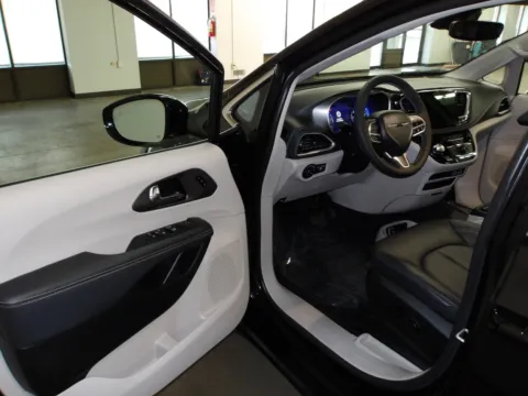 More photos of 2024 Chrysler Pacifica Touring L at Gene Steffy Chrysler Dodge Jeep RAM, NE