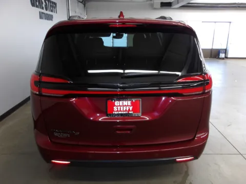 More photos of 2021 Chrysler Pacifica Touring at Gene Steffy Chrysler Dodge Jeep RAM, NE
