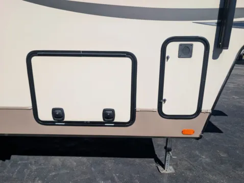 More photos of 2018 Forest River Flagstaff Classic Super Lite 8529IKBS at Colman's Country Campers, IL