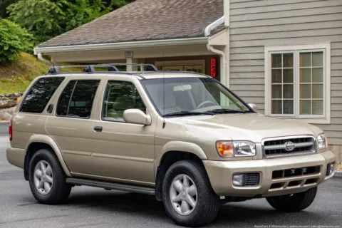 More photos of 2001 Nissan Pathfinder LE 4WD at Spencer, MA