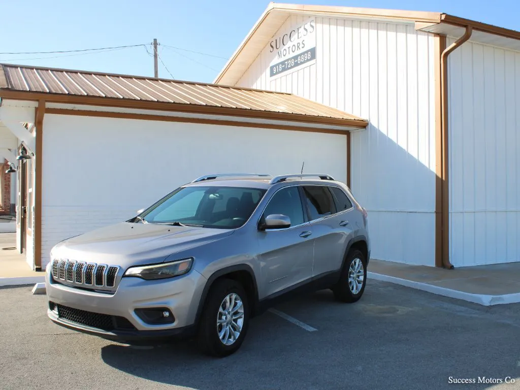 Silver 2019 Jeep Cherokee Latitude for sale in Tulsa, OK