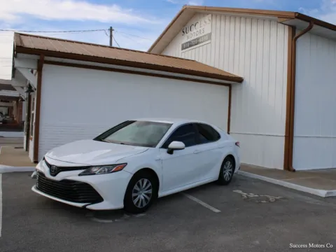 White 2018 Toyota Camry Hybrid LE for sale in Tulsa, OK