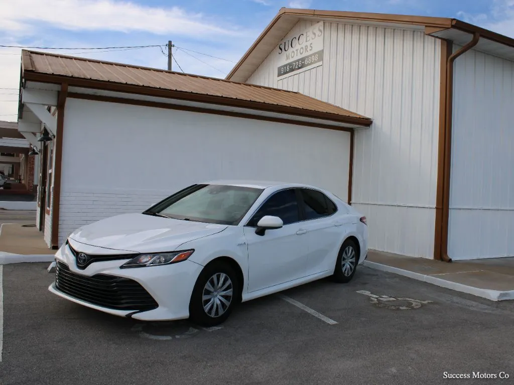 White 2018 Toyota Camry Hybrid LE for sale in Tulsa, OK