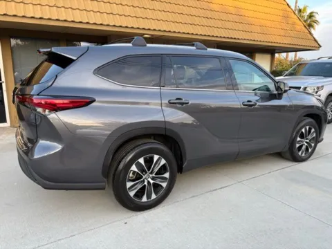 More photos of 2021 Toyota Highlander XLE at AutoXit, CA