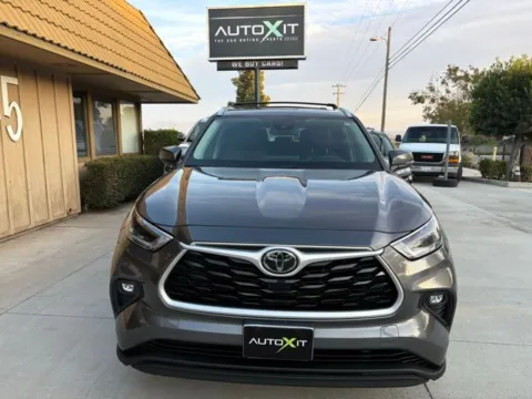 Photos of 2021 Toyota Highlander XLE for sale in Riverside, CA at AutoXit