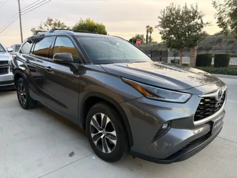 Another view of 2021 Toyota Highlander XLE for sale in Riverside, CA at AutoXit