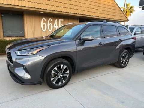 More photos of 2021 Toyota Highlander XLE at AutoXit, CA