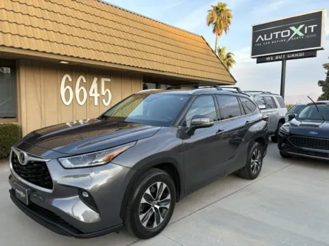 Gray 2021 Toyota Highlander XLE for sale in Riverside, CA