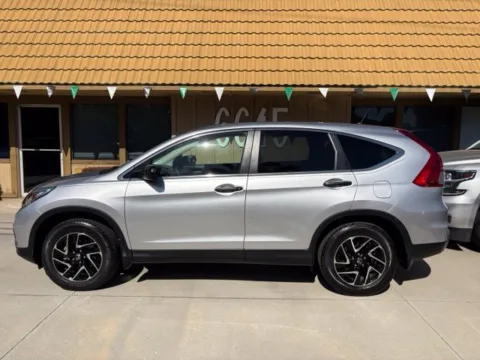 Another view of 2016 Honda CR-V SE for sale in Riverside, CA at AutoXit
