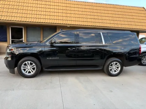 More photos of 2020 Chevrolet Suburban LT at AutoXit, CA