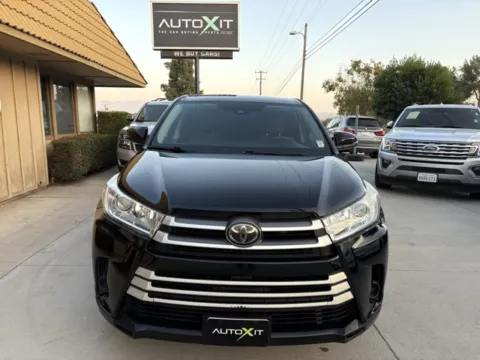 Photos of 2019 Toyota Highlander LE for sale in Riverside, CA at AutoXit