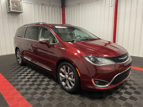 More photos of 2019 Chrysler Pacifica Limited at Oakley Auto World, MO