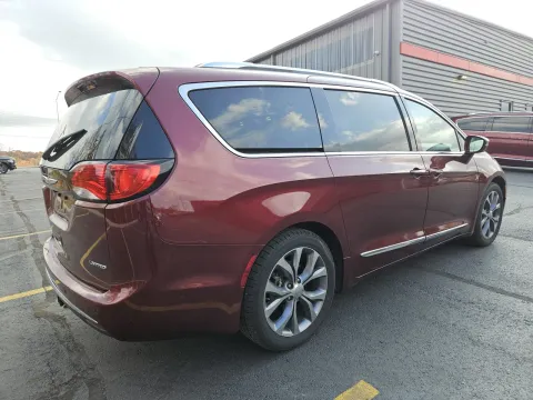 More photos of 2019 Chrysler Pacifica Limited at Oakley Auto World, MO