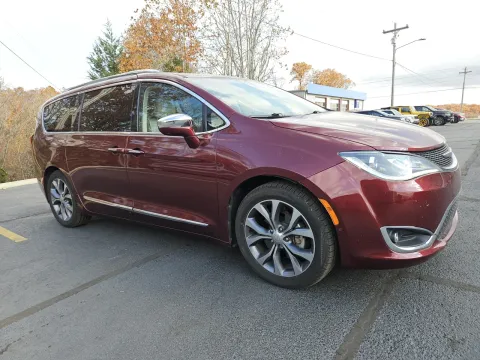 More photos of 2019 Chrysler Pacifica Limited at Oakley Auto World, MO