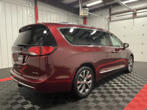 More photos of 2019 Chrysler Pacifica Limited at Oakley Auto World, MO
