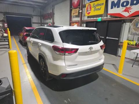 Photos of 2019 Toyota Highlander SE for sale in Branson West, MO at Oakley Auto World