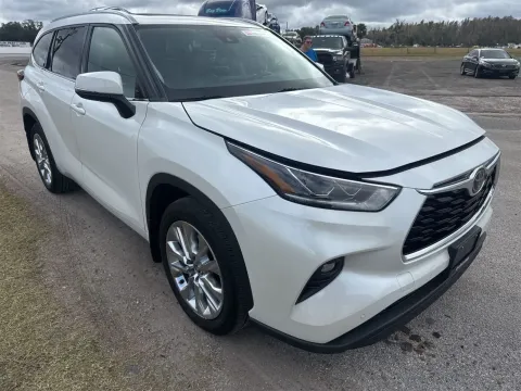 More photos of 2020 Toyota Highlander Limited at Oakley Auto World, MO