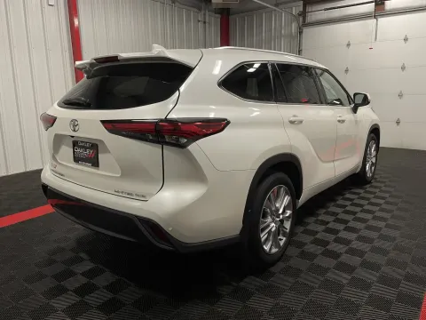 More photos of 2020 Toyota Highlander Limited at Oakley Auto World, MO