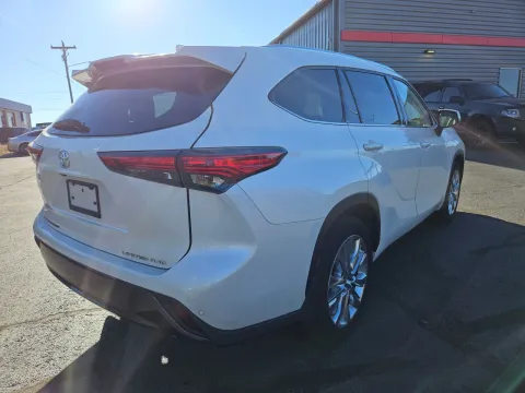 More photos of 2020 Toyota Highlander Limited at Oakley Auto World, MO