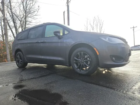 More photos of 2020 Chrysler Pacifica Launch Edition at Oakley Auto World, MO