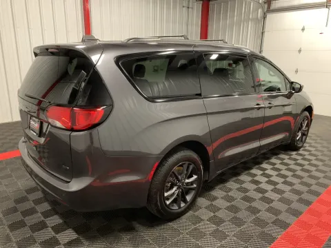 More photos of 2020 Chrysler Pacifica Launch Edition at Oakley Auto World, MO