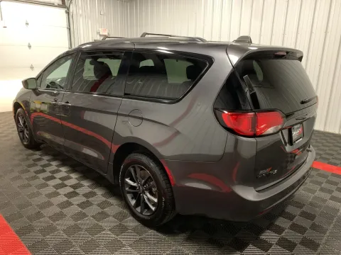 Photos of 2020 Chrysler Pacifica Launch Edition for sale in Branson West, MO at Oakley Auto World