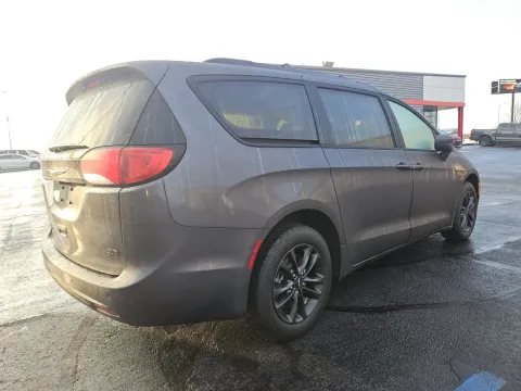 More photos of 2020 Chrysler Pacifica Launch Edition at Oakley Auto World, MO