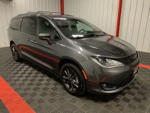 More photos of 2020 Chrysler Pacifica Launch Edition at Oakley Auto World, MO