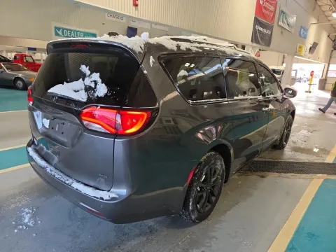 More photos of 2020 Chrysler Pacifica Launch Edition at Oakley Auto World, MO