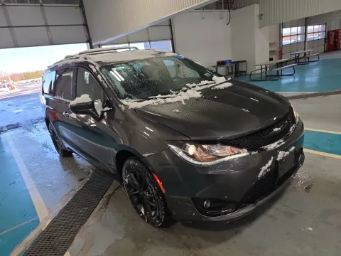More photos of 2020 Chrysler Pacifica Launch Edition at Oakley Auto World, MO