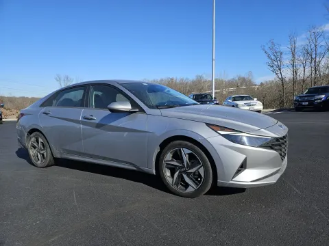 More photos of 2023 Hyundai Elantra SEL at Oakley Auto World, MO