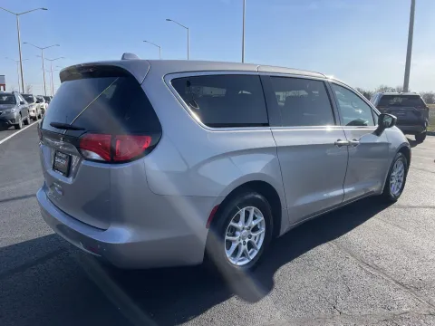 More photos of 2019 Chrysler Pacifica LX at Oakley Auto World, MO