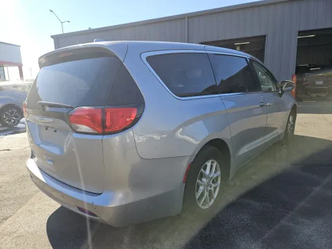 More photos of 2019 Chrysler Pacifica LX at Oakley Auto World, MO