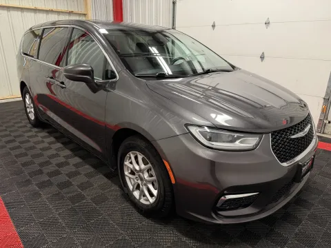 More photos of 2023 Chrysler Pacifica Touring L at Oakley Auto World, MO