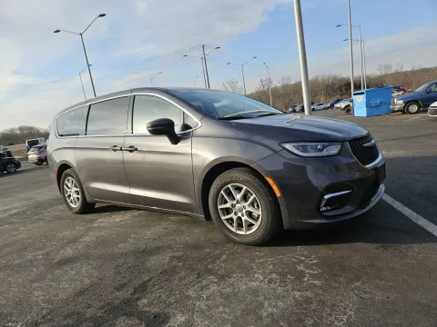 More photos of 2023 Chrysler Pacifica Touring L at Oakley Auto World, MO