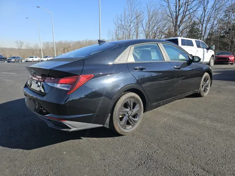 More photos of 2022 Hyundai Elantra SEL at Oakley Auto World, MO
