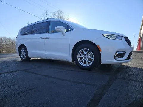 More photos of 2021 Chrysler Pacifica Touring L at Oakley Auto World, MO
