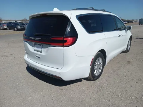 More photos of 2021 Chrysler Pacifica Touring L at Oakley Auto World, MO