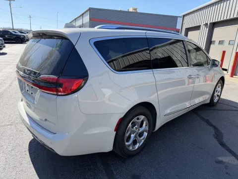 More photos of 2021 Chrysler Pacifica Hybrid Limited at Oakley Auto World, MO