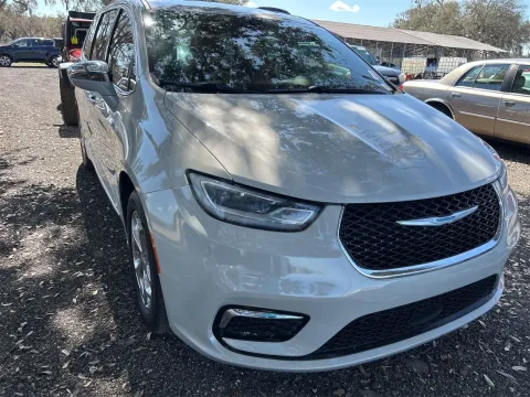 More photos of 2021 Chrysler Pacifica Hybrid Limited at Oakley Auto World, MO
