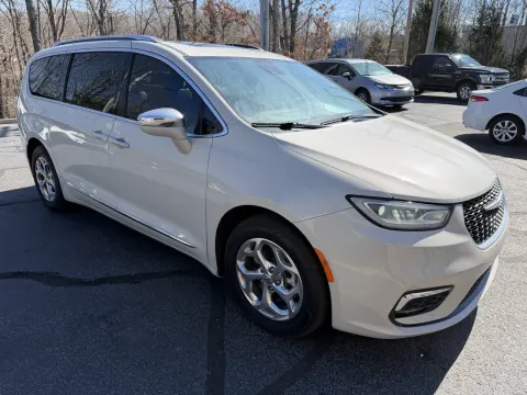 More photos of 2021 Chrysler Pacifica Hybrid Limited at Oakley Auto World, MO