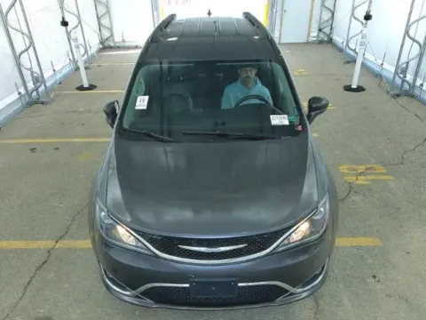 More photos of 2017 Chrysler Pacifica Touring L at Oakley Auto World, MO